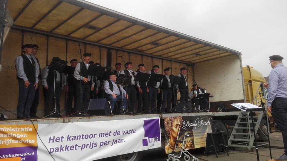 Schipperskoor ‘Recht zo die gaat’ op de Vlaggetjesdag Drimmelen 2017