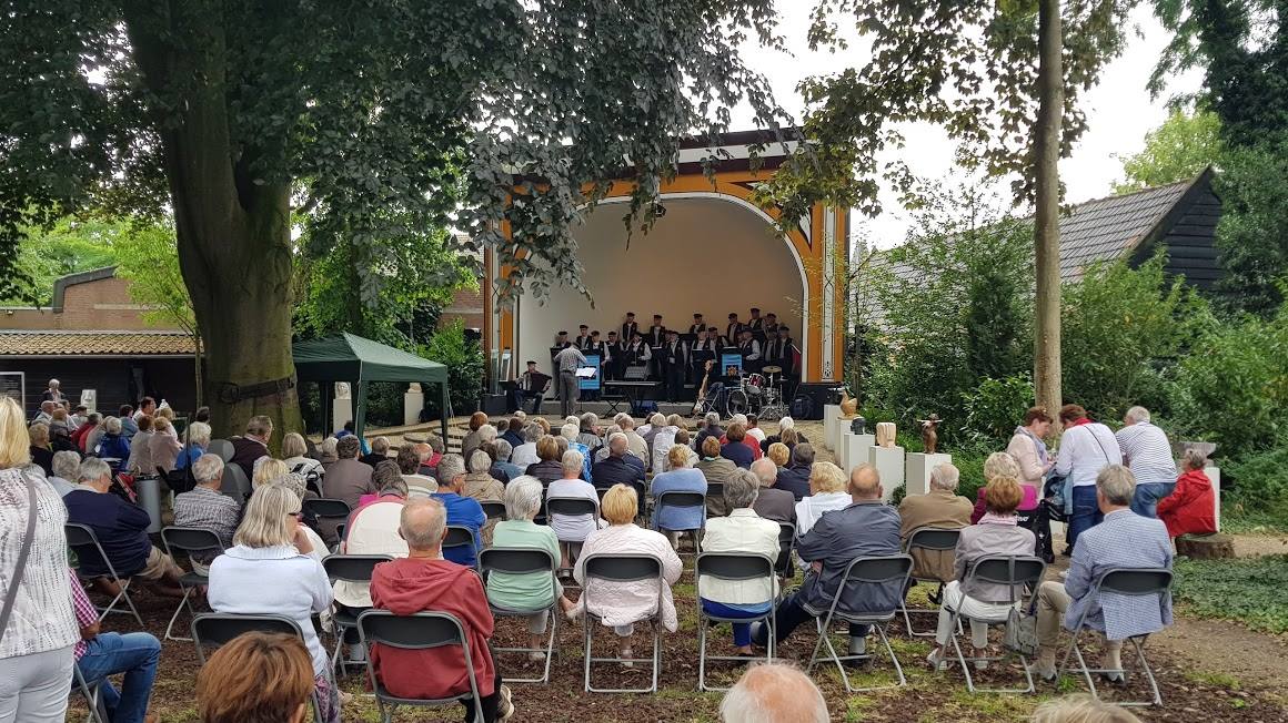 Schipperskoor 'Recht zo die gaat' in de Stadstuin 'De Schelp' te Oosterhout