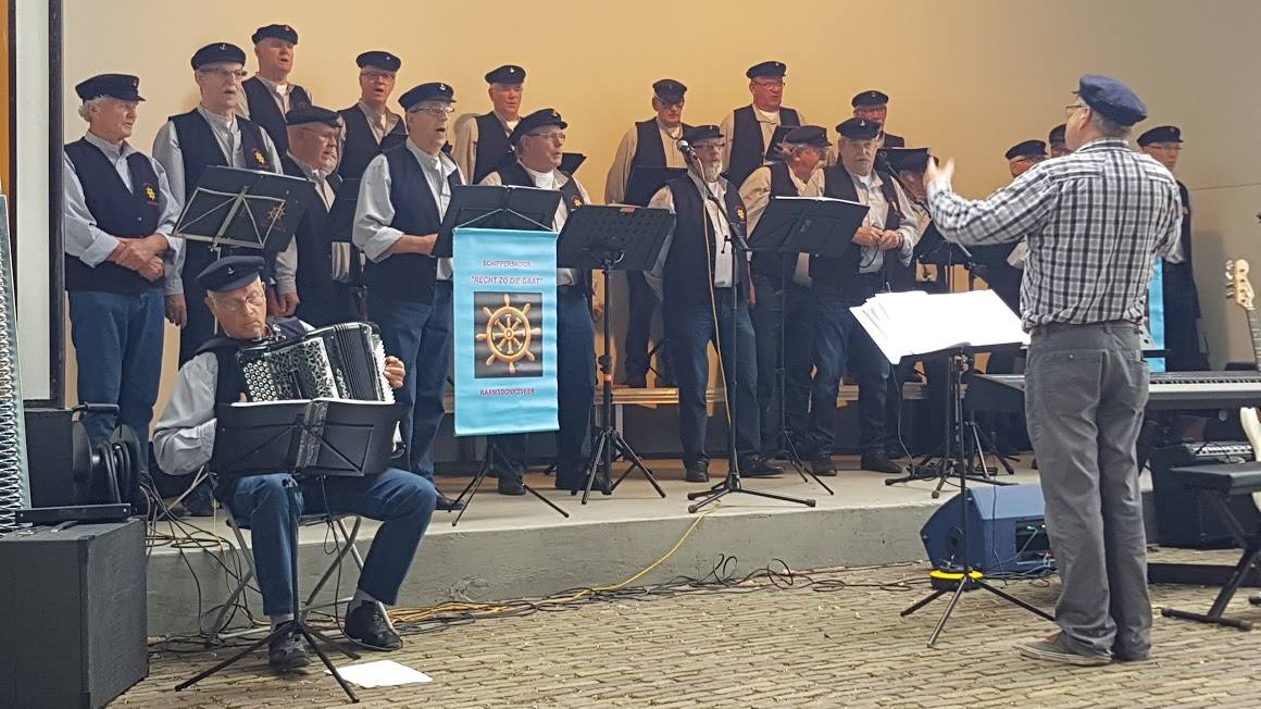 Schipperskoor 'Recht zo die gaat' in de Stadstuin 'De Schelp' te Oosterhout